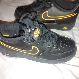 Nike Men's Black and Yellow Athletic Shoes